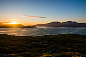 Norwegen, Lofoten, Sonnenuntergang über dem Fjord