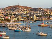 Blick auf die Stadt und Blick auf Marina und Hafen. Stadt Mindelo, eine Hafenstadt auf der Insel Sao Vicente, Kap Verde. Afrika