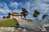 Bhutan, Dochu La, Weihrauch brennt am Fuß der Treppe zum Tempel Druk Wangyal Lhakhang.