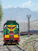 Eisenbahn für den Transport von Kohle. Stadt Tasch Kumyr, ein Kohlebergbaugebiet im Tien Shan oder den himmlischen Bergen, Kirgisistan
