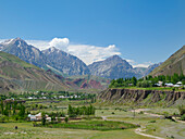 Landschaft entlang des Pamir Highway. Die Bergkette Tian Shan oder Himmlische Berge. Zentralasien, Kirgistan