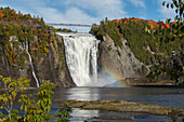 Kanada, Québec, Québec City. Montmorency Falls an der Mündung des Flusses Montmorency, Parc de la Chute-Montmorency, im Herbst.