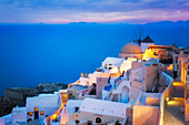 Europa, Griechenland, Santorini, Oia. Sonnenuntergang in der Küstenstadt