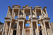 Türkei, Ephesos. Fassadenruinen der Celsus-Bibliothek in der antiken Stadt