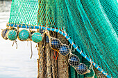 Italien, Sizilien, Provinz Agrigento, Sciacca. Ein Fischernetz im Hafen von Sciacca am Mittelmeer.