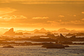 Norwegen, Spitzbergen, Nordaustlandet. Silhouette von Eisbergen mit Hintergrundbeleuchtung bei Sonnenuntergang