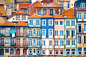 Europa, Portugal, Porto. Farbenfrohe Gebäudefassaden neben dem Fluss Douro