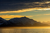Grönland. Kong-Oscar-Fjord. Sonnenuntergang über dem ruhigen Wasser des Fjords.