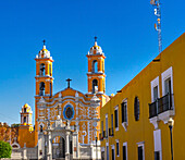 Zwei orange Kirchtürme Gemeinde von la Santa Cruz, Puebla, Mexiko.