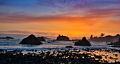 Sonnenuntergang und Seestapel entlang der nordkalifornischen Küste, Crescent City