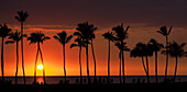 USA, Hawaii, Big Island. Sonnenuntergang in der Bucht von Anaehoomalu.