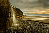 USA, Oregon. Hug Point Falls fließt auf den Strand