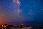 USA, Oregon, Bandon-Strand. Mondfinsternis und Milchstraße bei Nacht.