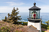 Cape Meares, Oregon, USA. Cape Meares Leuchtturm an der Küste von Oregon.