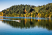 Columbia River Schlucht Hood River, Oregon. Motor Speed Boat und Passagiere gleiten schnell auf dem Wasser.