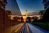 USA, District of Columbia, Washington. Vietnam Veterans Memorial mit Reflexion des Washington Monument