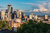 Seattle, Staat Washington, USA. Downtown Seattle an einem sonnigen Sommertag.