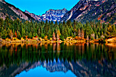 Gold Lake Reflection Mount Chikamin Peak Fall Snoqualmie Pass, Wenatchee National Forest Wilderness, Bundesstaat Washington
