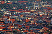 Blick vom Olympiaturm über Schwabing, im Hintergrund die Ludwigskirche an der Leopoldstrasse und links daneben Englischer Garten, München, Oberbayern, Bayern, Deutschland