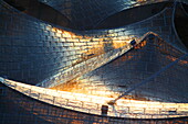 Die untergehende Sonne reflektiert auf dem Dach des Olympiastadion, München, Oberbayern, Bayern, Deutschland