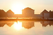 Sonnenaufgang im Nymphenburger Park mit Schloss Nymphenburg, München, Oberbayern, Bayern, Deutschland