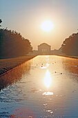 Sonnenaufgang im Nymphenburger Park mit Schloss Nymphenburg, München, Oberbayern, Bayern, Deutschland