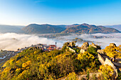 Blick von der Burgruine Dürnstein auf Dürnstein und das Donautal in der Wachau, Niederösterreich, Österreich
