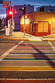 Regenbogenfarbene Straßenkreuzung in Albuquerque, New Mexico, USA