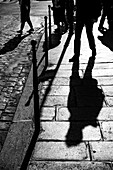 Schatten eines Fußgängers in Paris, Frankreich