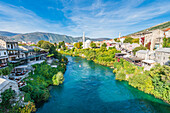 Altstadt von Mostar mit Minaretten am Fluss Neretva, Bosnien und Herzegowina