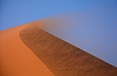 Namibia; Region Hardap; Zentralnamibia; Namib Wüste; Namib Naukluft Park; Sandsturm im Sossusvlei; Düne 45