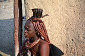 Namibia; Region Kunene; Nordnamibia; Kaokoveld; junge Himba Frau in einem Dorf am Kunene Fluss