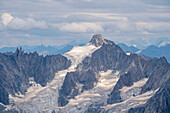 Blick von der Aiguille du Midi auf die Aiguilli de Triolet, Vallée de Chamonix-Mont-Blanc, Le Mont-Blanc, Bonneville, Haute-Savoie, Auvergne-Rhône-Alpes, Frankreich