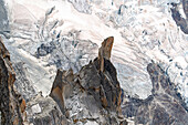 Blick von der Aiguille du Midi auf eine Felsnadel, Vallée de Chamonix-Mont-Blanc, Le Mont-Blanc, Bonneville, Haute-Savoie, Auvergne-Rhône-Alpes, Frankreich