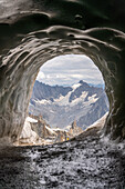 Höhlenausgang von der Aiguille du Midi für Bergsteiger, Vallée de Chamonix-Mont-Blanc, Le Mont-Blanc, Bonneville, Haute-Savoie, Auvergne-Rhône-Alpes, Frankreich