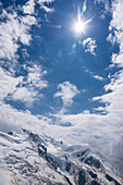 Blick von der Aiguille du Midi auf den Bessons Gletscher und Mont Blanc im Gegenlicht, Vallée de Chamonix-Mont-Blanc, Le Mont-Blanc, Bonneville, Haute-Savoie, Auvergne-Rhône-Alpes, Frankreich