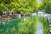 Canal du Vassé mit direktem Zugang zum Lac d'Annecy, Annecy, Haute-Savoie, Auvergne-Rhône-Alpes, Frankreich