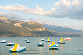 Blicke von der Uferpromenade am Nordufer des Lac d'Annecy auf den See, Annecy, Haute-Savoie, Auvergne-Rhône-Alpes, Frankreich