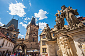 Karlsbrücke mit den Brückentürmen auf der Prager Kleinseite und Statuengruppe mit den Heiligen Salvator sowie Cosmas und Damian, Prag, Tschechische Republik