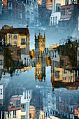 Doppelbelichtungsfoto der St.-Bavo-Kathedrale, die sich im Wasser in Gent, Belgien, widerspiegelt