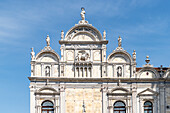 Mit Blick auf den Campo Santi Giovanni e Paolo mit der weißen Fassade der Scuola Grande di San Marco in der Nähe der Kirche Santi Giovanni e Paolo, Venedig, Venetien, Italien