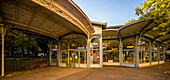 Galerie im Parc des Sources und der Eingang zur Hall des Sources im Kurviertel von Vichy, Auvergne-Rhône-Alpes, Frankreich