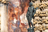 Merkur Statue vor der Grottengalerie Galería del Grutesco, Gartenanlagen des Königspalast Alcázar, Sevilla Andalusien, Spanien  
