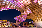 Die futuristische Holzkonstruktion und Aussichtsplattform Metropol Parasol an der Plaza de la Encarnación in der Abenddämmerung, Sevilla, Andalusien, Spanien 