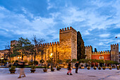 Turm und Mauern des Königspalast Alcázar in der Abenddämmerung, Sevilla, Andalusien, Spanien  