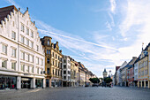 Ludwigsplatz mit Patrizierhäusern und Blick auf historischen Wasserturm in Straubing in Niederbayern in Deutschland
