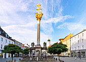 Theresienplatz mit Dreifaltikeitssäule, Brunnen des hl. Tiburtius und Blick auf ehemalige Jesuitenkirche in Straubing in Niederbayern in Deutschland