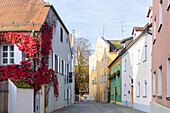 ehemaliges Betschwesternhaus (links) und Altstadtgasse In der Bürg in Straubing in Niederbayern in Deutschland