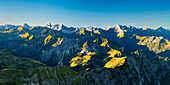 Sonnenaufgang auf dem Nebelhorn, 2224m, Bergpanorama nach Süden zu den Allgäuer Alpen, Allgäu, Bayern, Deutschland, Europa