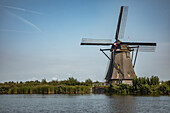 Windmühlen von Kinderdijk am Wasser, blauer Himmel, Holland, Niederlande, Europa
